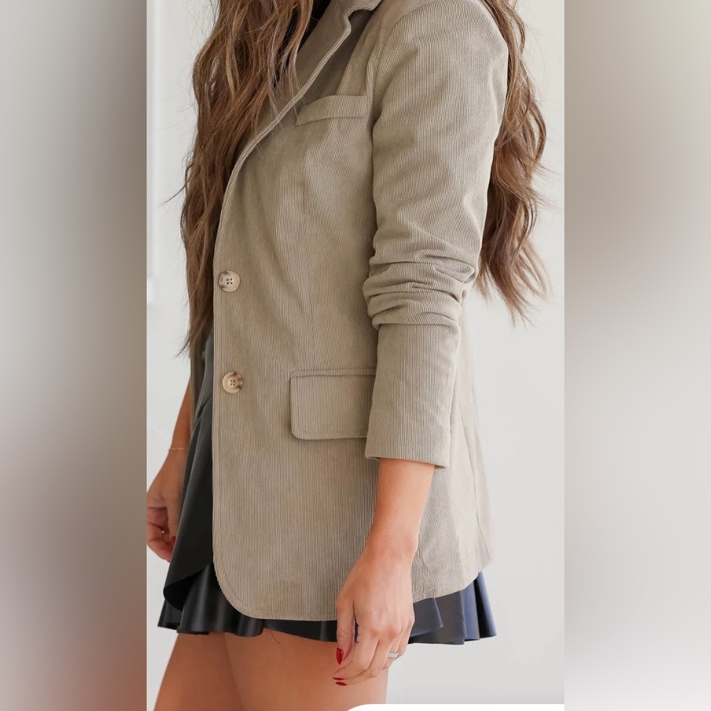 Women’s corduroy blazer khaki (L) Fits like 8-10. No returns SOLD